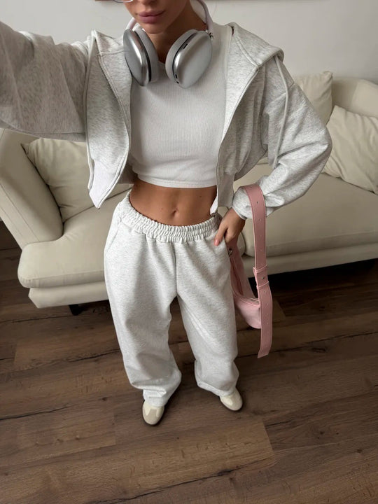 Damen gekürztes Reißverschluss-Hoodie mit Kapuze und hochgeschnittene Relax-Jogginghose mit elastischem Bund Shop Nory