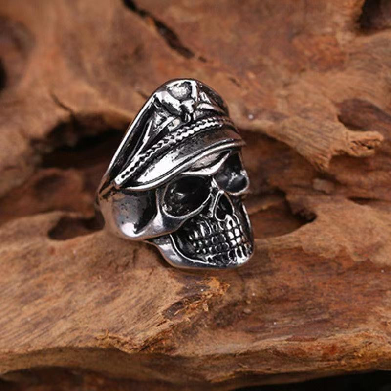 Herren Ring im kunstvollen Totenkopfdesign mit detailreicher Gravur Shop Nory