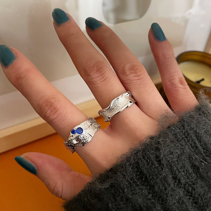 Damenring mit kunstvollem Design und funkelnden blauen Steinen Shop Nory