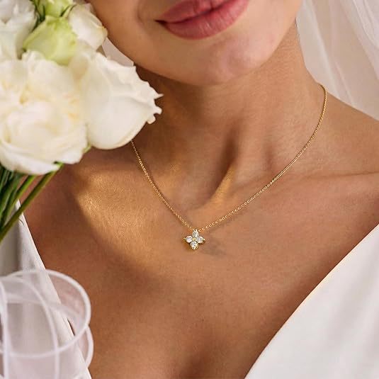 Damen Halskette mit funkelndem Blumenanhänger und hochwertigem Kettendesign Shop Nory