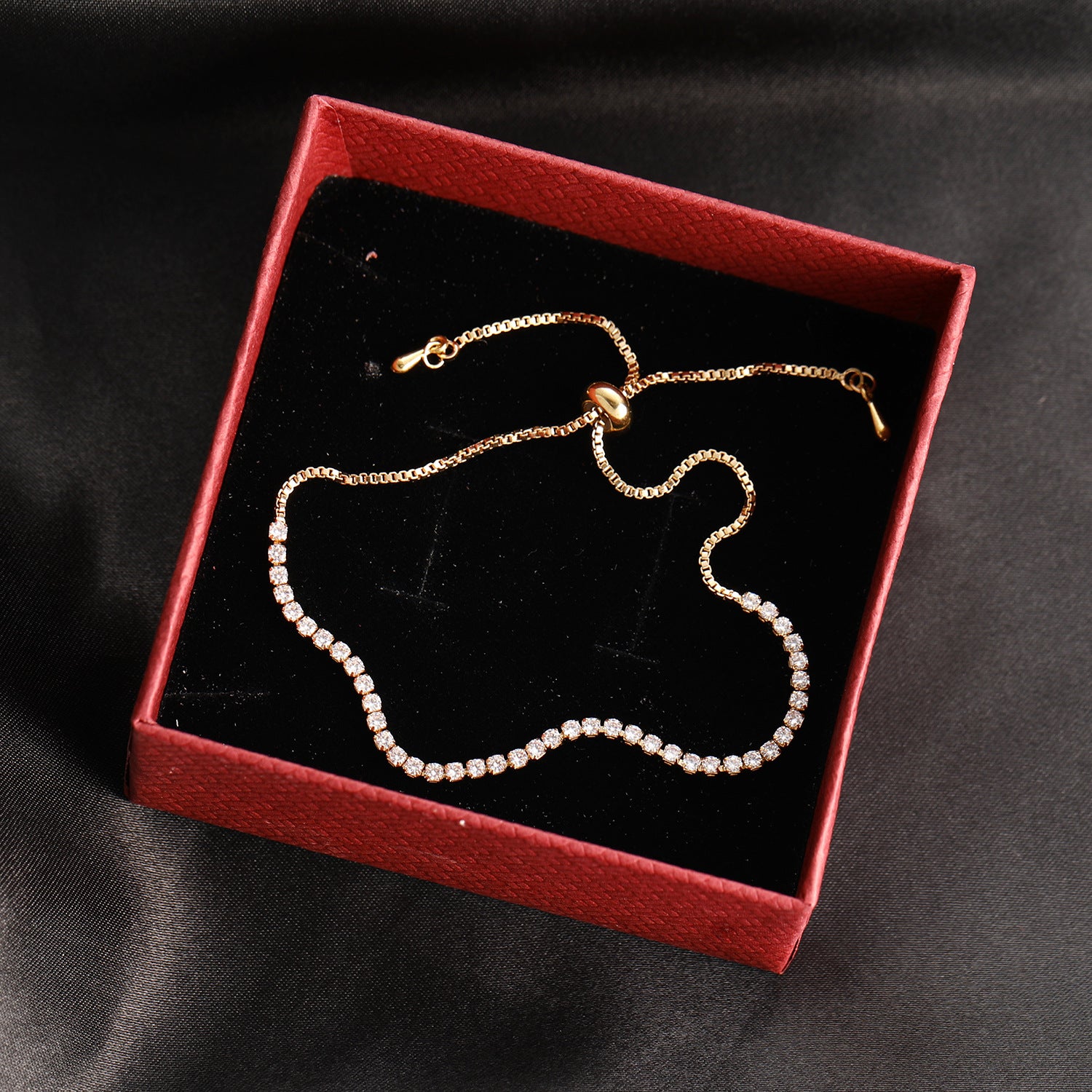Damen Armband mit funkelnden Zirkonia Akzenten und einstellbarem Verschluss Shop Nory