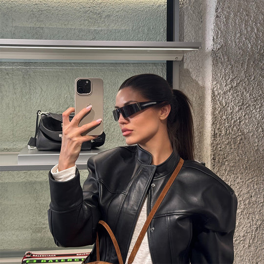 Damen Kurzjacke aus veganem Glattleder mit markanten Schulterpuffern und verdeckter Druckknopfleiste Shop Nory