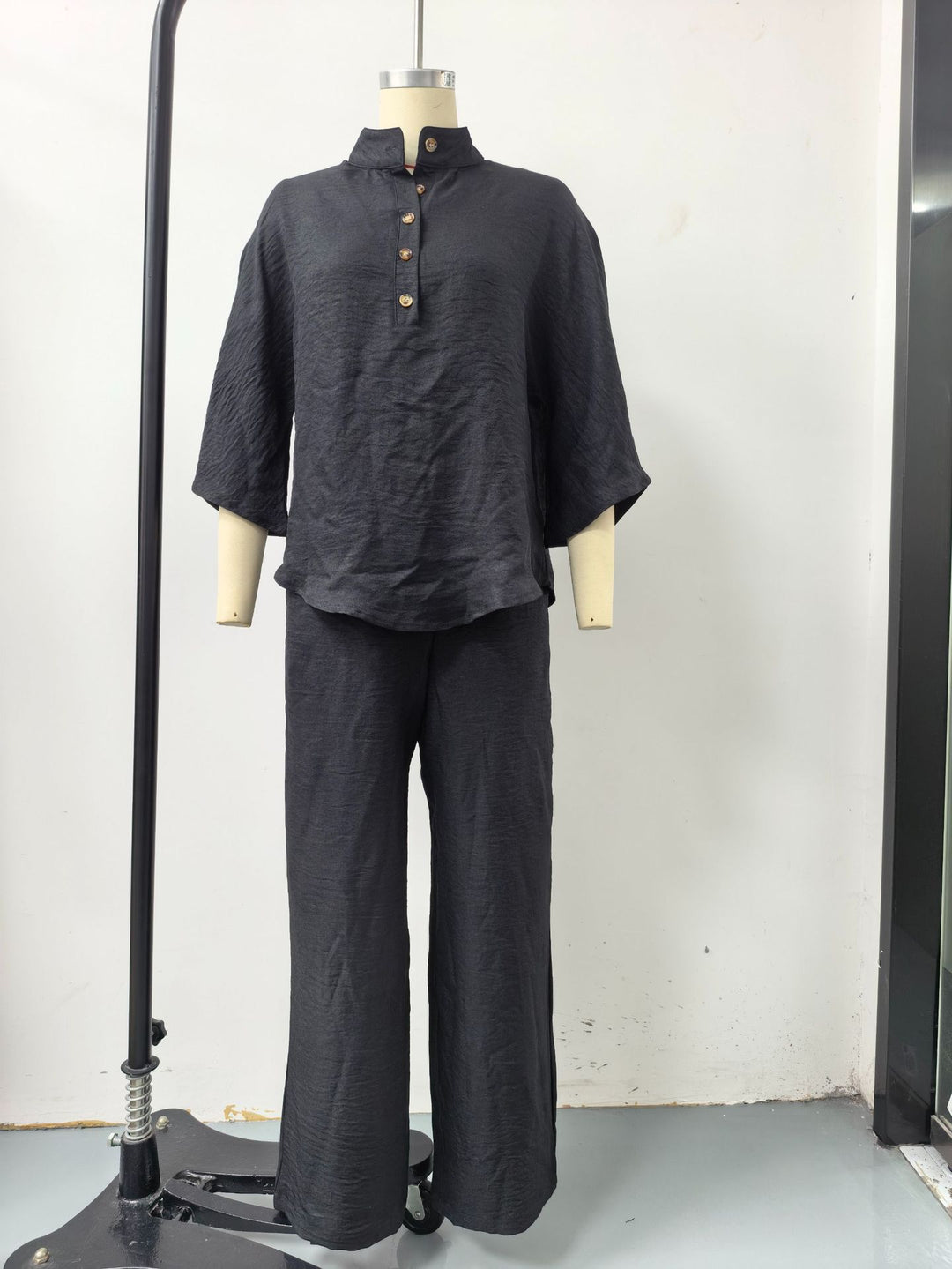 Damen Leichtes Leinen-Loungewear-Set mit Stehkragen Knopfleiste und weitem Marlene-Schnitt Shop Nory