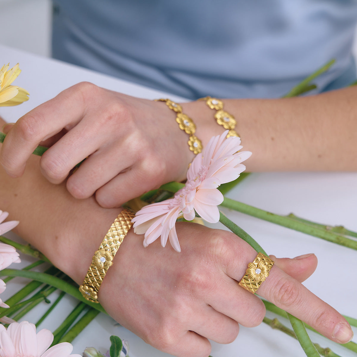 Damen Offenes Armband mit floralen Mustern aus hypoallergenem Edelstahl Shop Nory