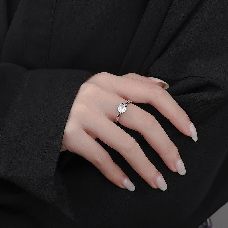 Damen verführerischer Ring mit funkelndem Zentrum und zarten Zirkonia-Details Shop Nory