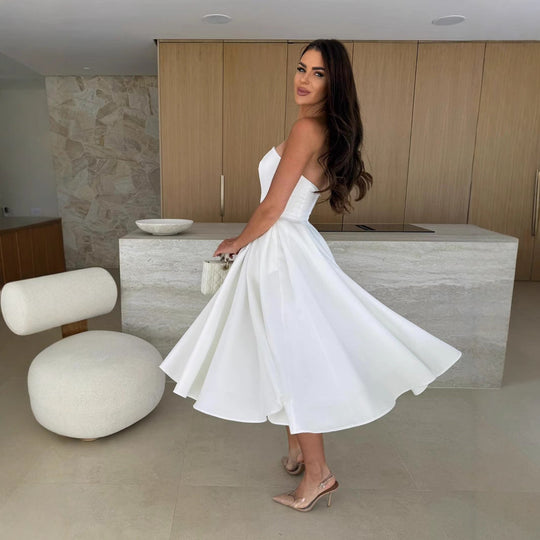 Damen A-linien Cocktailkleid mit trägerlosem Schnitt und schwingendem Rock
