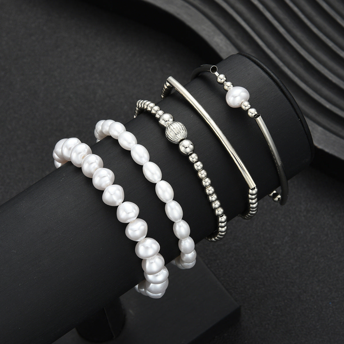 Damen-Armband-Set mit eleganten Perlen- und modernen Metallakzenten Shop Nory