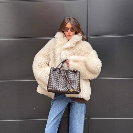 Damen Kurzmantel aus voluminösem Faux‑Fur mit gerundetem Schalkragen und kastiger Silhouette Shop Nory