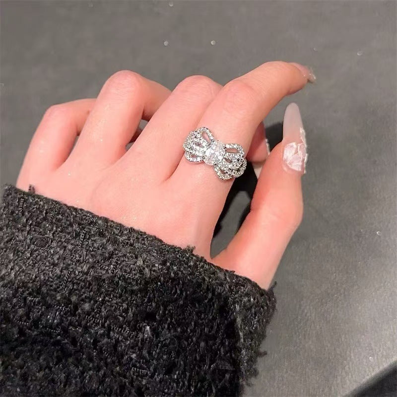 Damen eleganter Zirkonia Ring mit kunstvollem Design und funkelnden Akzenten Shop Nory