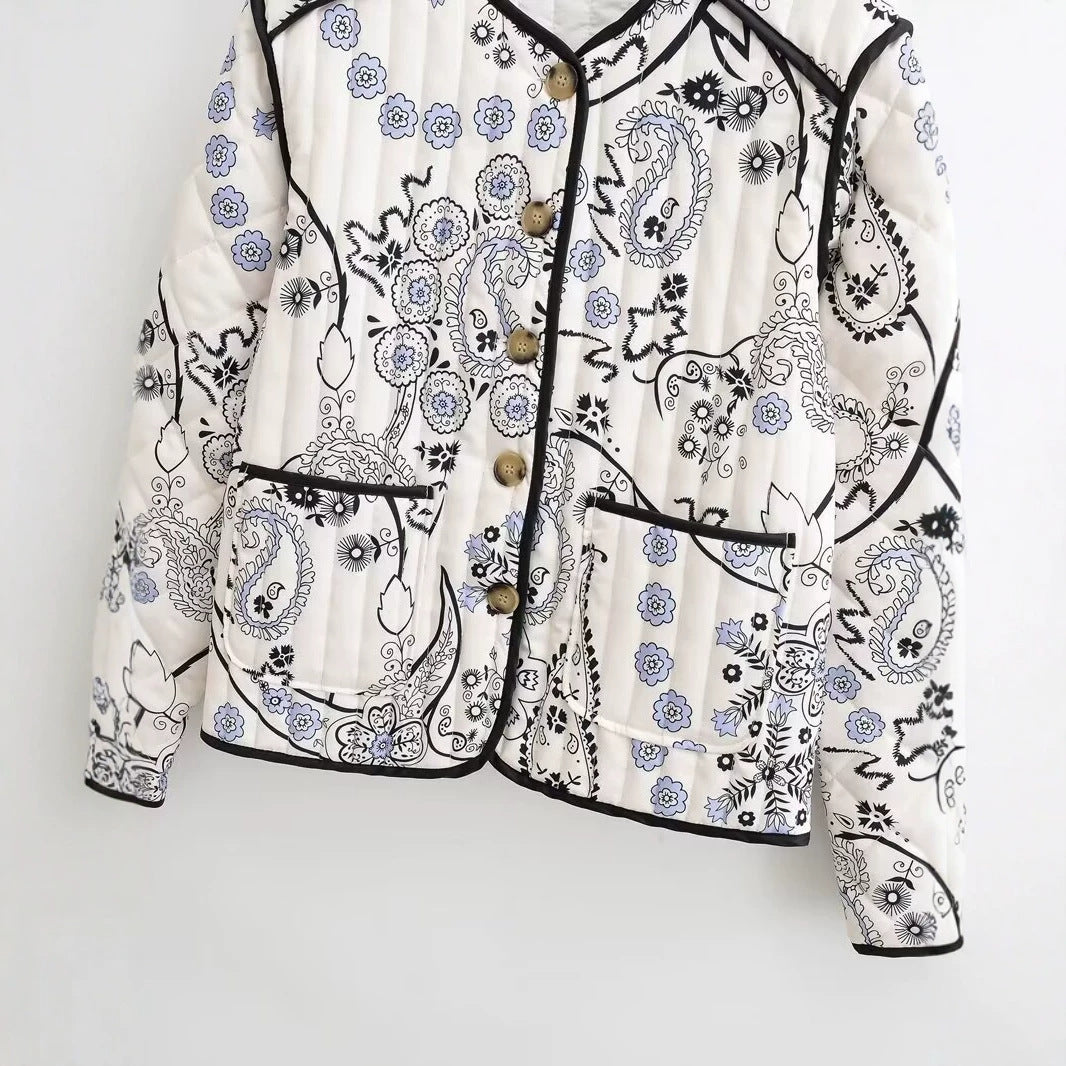 Damen Gesteppte Kurzjacke mit Paisley‑Blumenprint, Rundhalsausschnitt und Kontrastpaspel Shop Nory