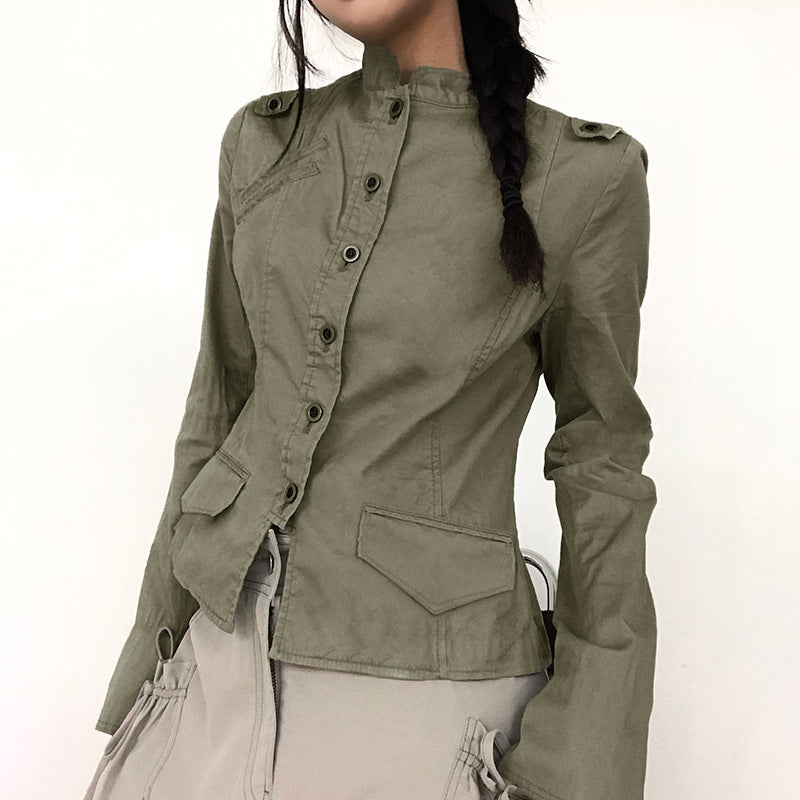 Damen nan taillierte Utility‑Militärjacke mit Stehkragen, Schulterpatten und aufgesetzten Pattentaschen Shop Nory