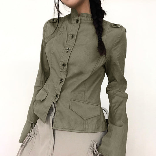 Damen nan taillierte Utility‑Militärjacke mit Stehkragen, Schulterpatten und aufgesetzten Pattentaschen Shop Nory
