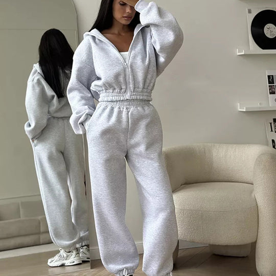Damen Cropped‑Zip‑Hoodie mit Ballonärmeln und hochgeschnittener Jogginghose mit gerafftem Taillenbund Shop Nory