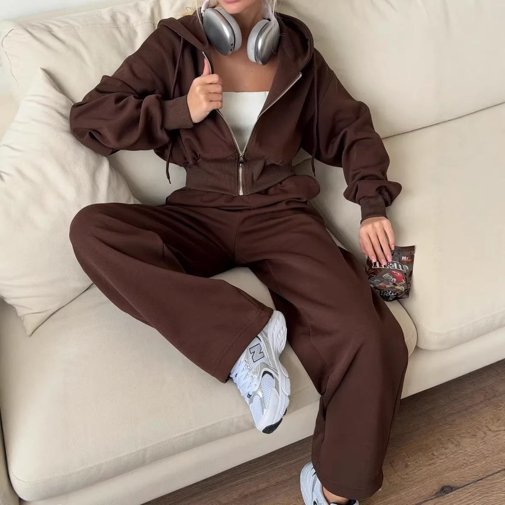 Damen gekürztes Reißverschluss-Hoodie mit Kapuze und hochgeschnittene Relax-Jogginghose mit elastischem Bund Shop Nory