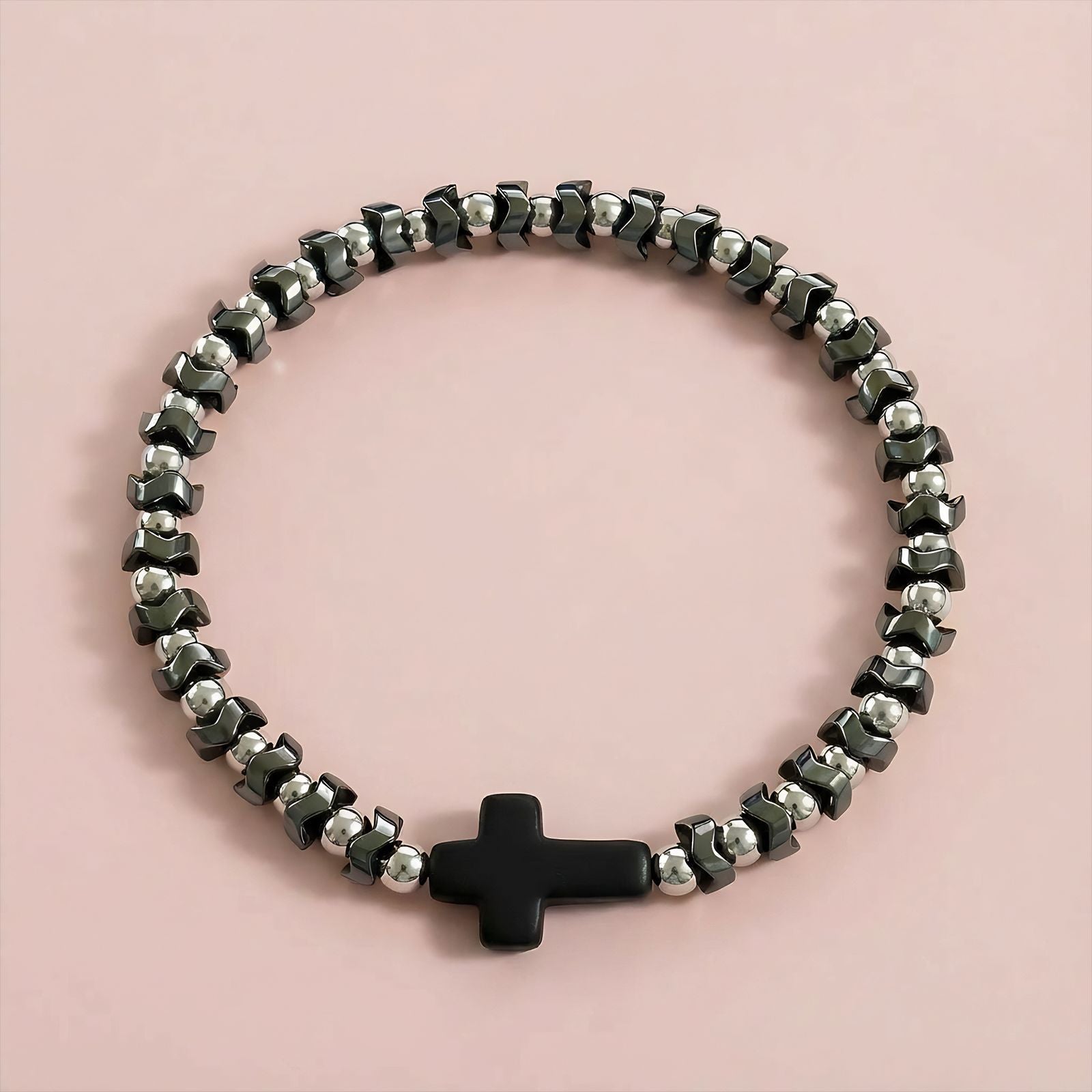 Damenarmband mit Kreuzmotiv und glanzvollen Perlen Shop Nory