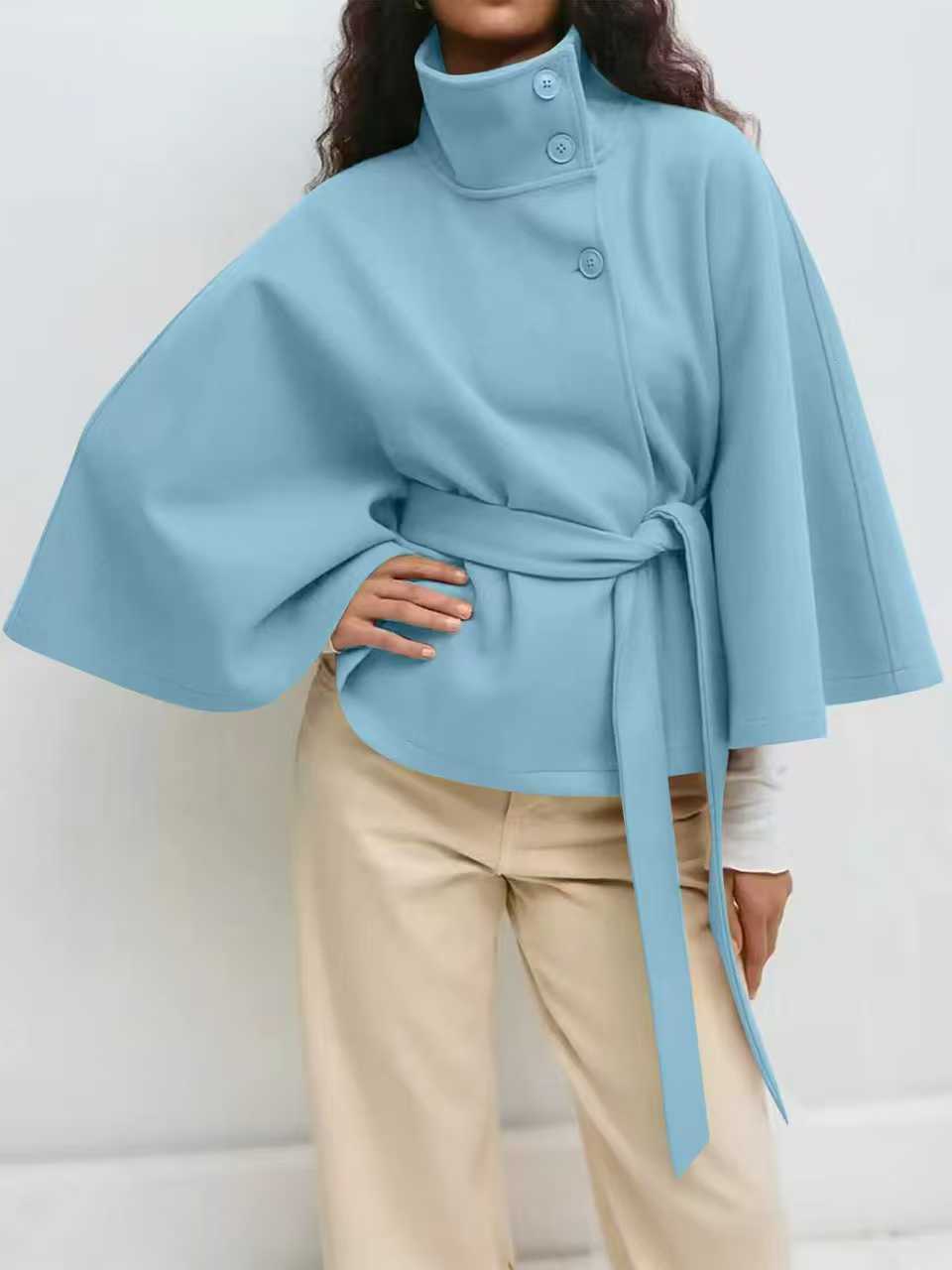 Damen Weit geschnittener Cape-Mantel mit hohem Stehkragen, Knopfleiste und Bindegürtel Shop Nory