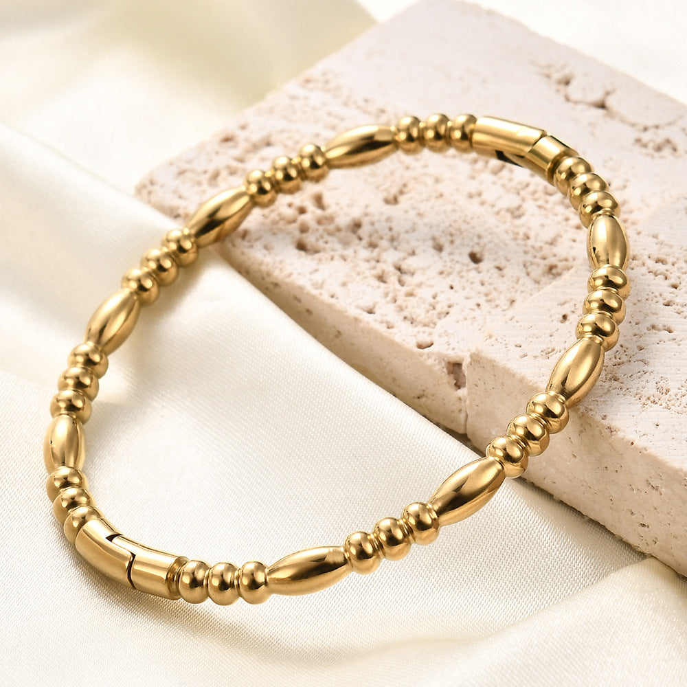 Damen Armreif mit geschwungenem Design und eleganten Metallakzenten Shop Nory