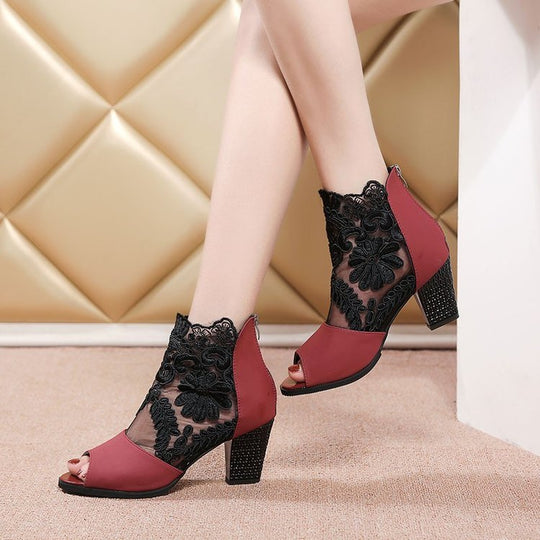 Damen Spitzen-Open-Toe Stiefelette mit floralem Sticknetz und dekorativem Blockabsatz Shop Nory
