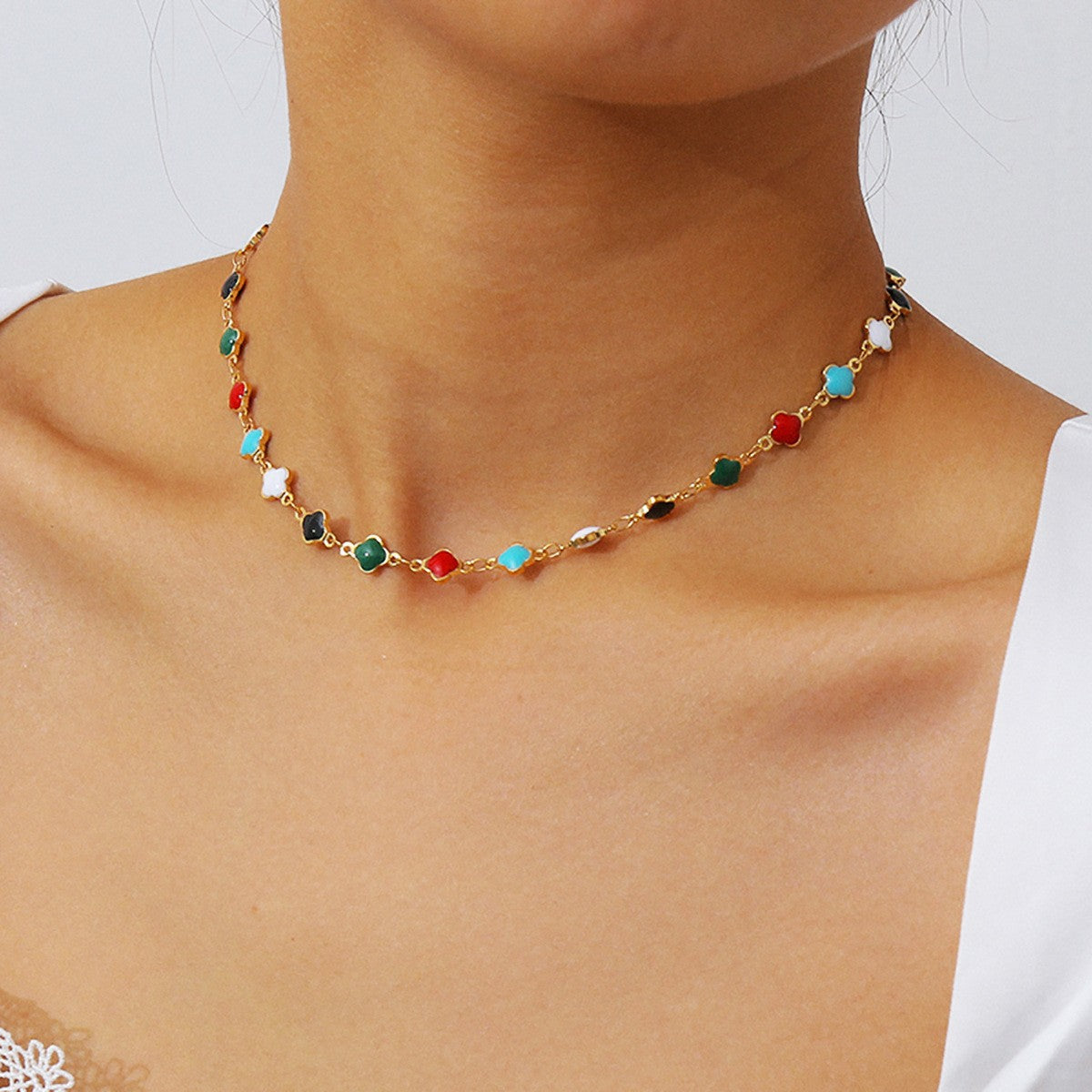Damen Halskette mit bunten Stein-Akzenten und filigranem Gliederdesign Shop Nory