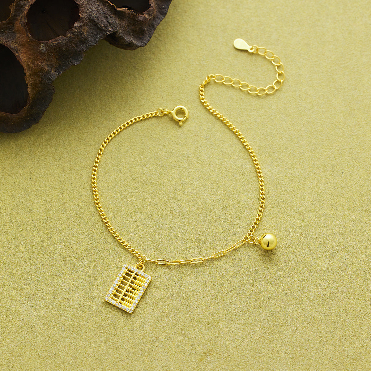 Damen Armband mit stilvollem Anhänger und funkelnden Details Shop Nory