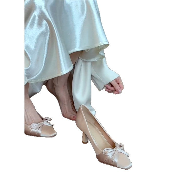 Damen Satin-Pumps mit quadratischer Zehenbox und Schleifen-Detail Shop Nory