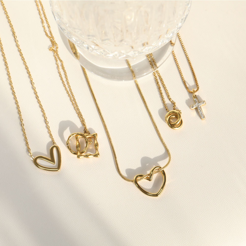 Damen Halskette mit herzförmigem Anhänger und hochwertiger Goldoberfläche Shop Nory