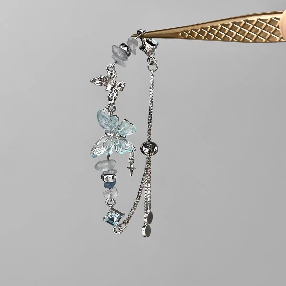 Damen Kette mit filigranem Schmetterlingsdesign und bunten Natursteinakzenten Shop Nory