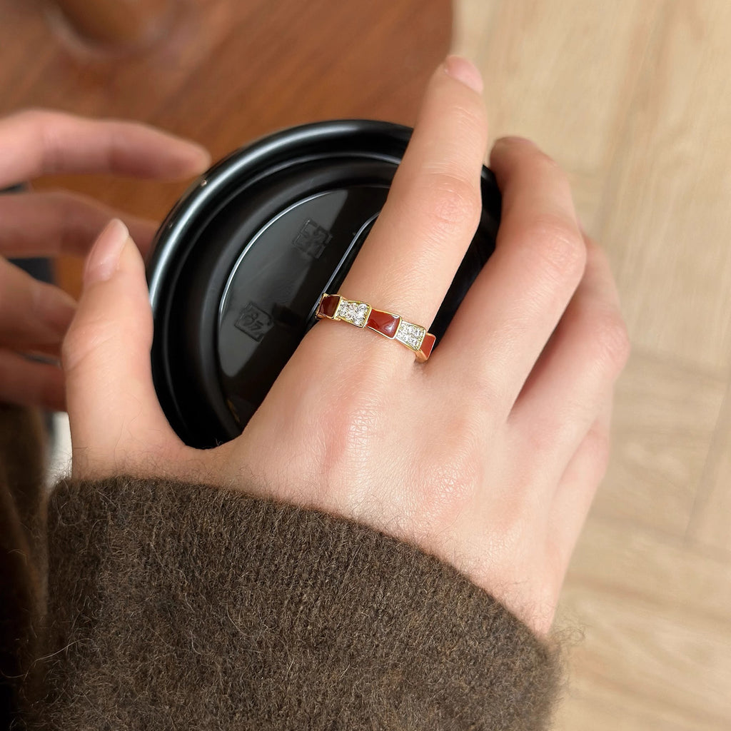 Damenring mit glitzerndem Zirkonia und rotem Akzent Shop Nory