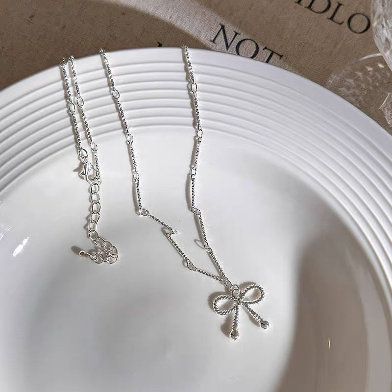 Damen Halskette mit kunstvollem Schleifenanhänger und filigraner Gliederung Shop Nory