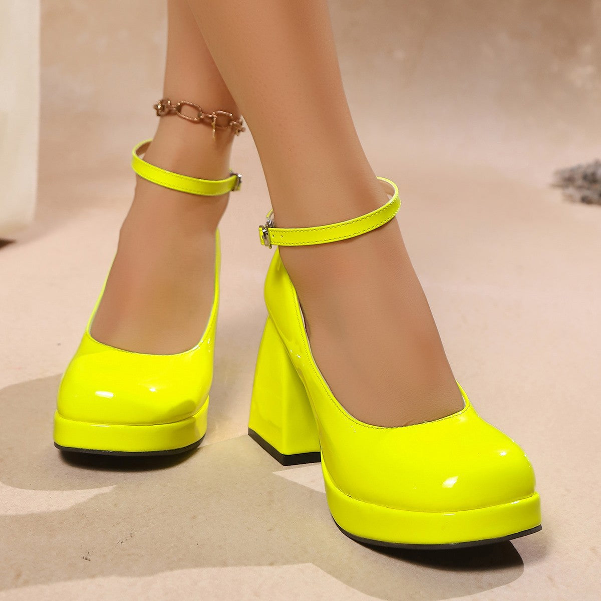 Damen Blockabsatz-Pumps mit elegantem Schnallenverschluss und modischer Hochglanz-Optik