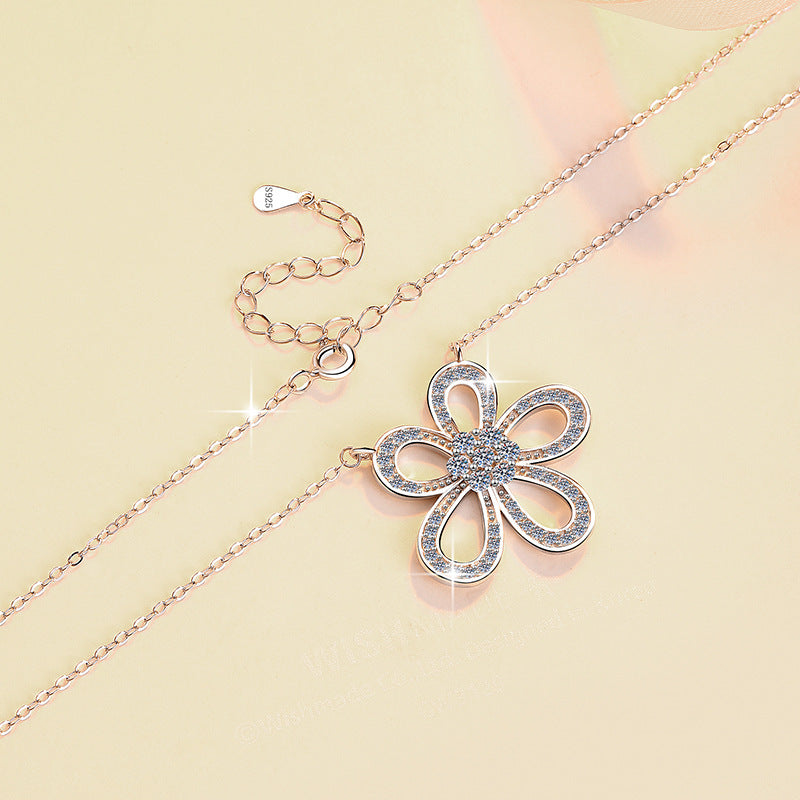 Damen Halskette mit filigranem Blumenanhänger und funkelnden Kristallen Shop Nory
