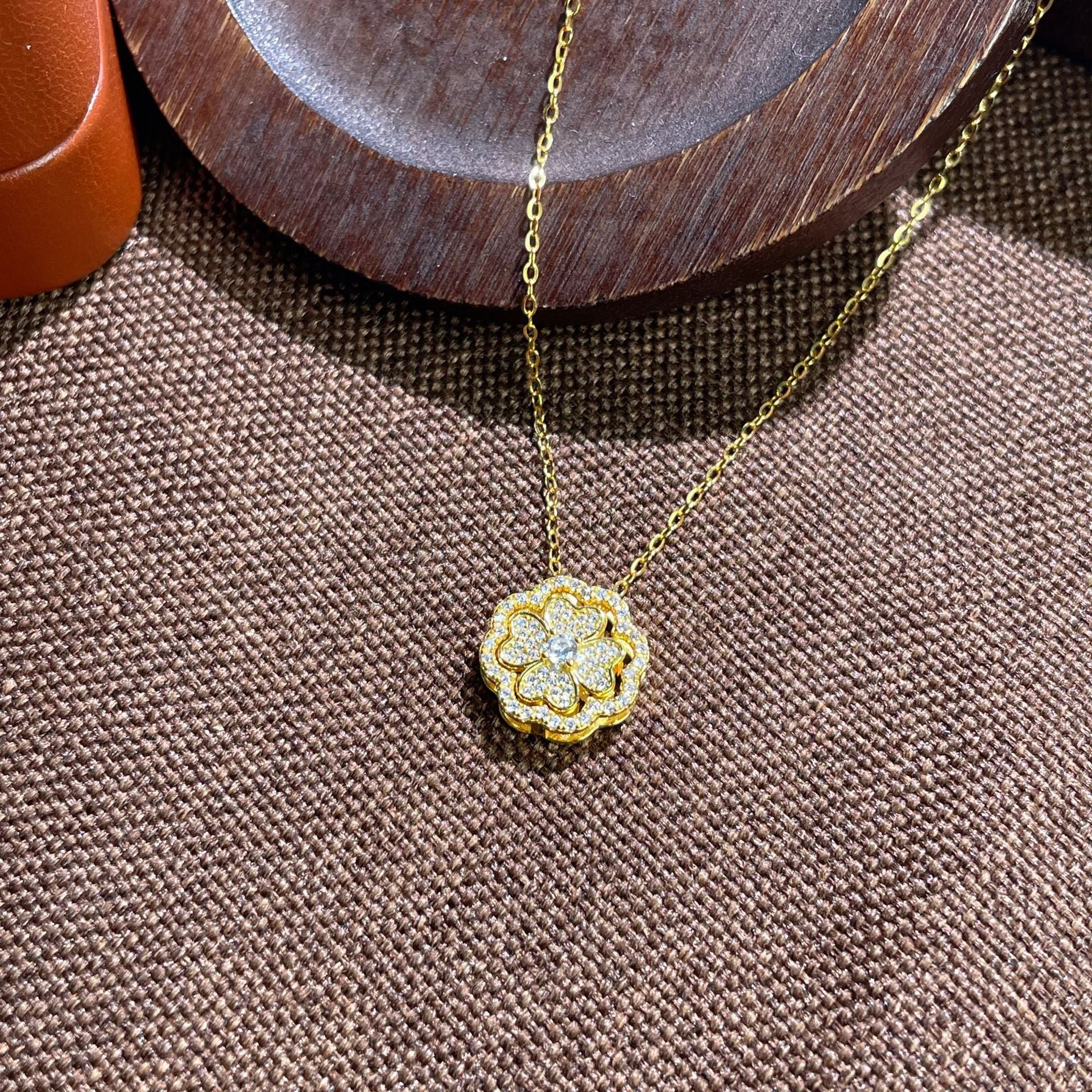 Damen Halskette mit kunstvollem floralen Anhänger und funkelnden Zirkonia Shop Nory
