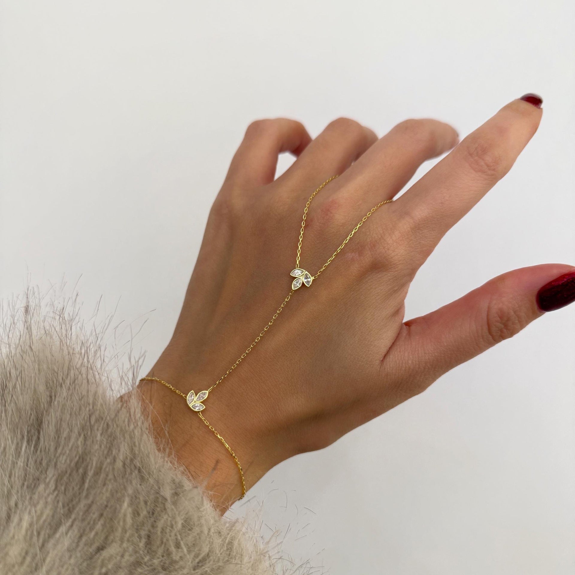 Damen Handkette mit floralem Design und funkelnden Zirkonia-Elementen Shop Nory