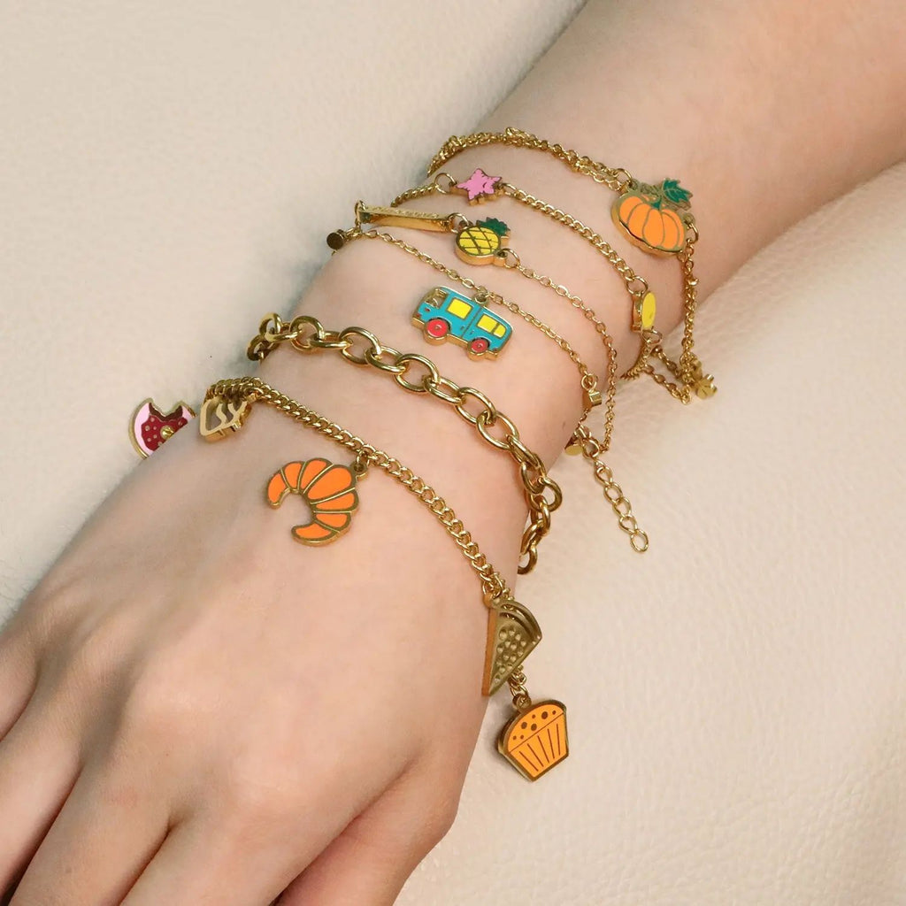 Damen Armband mit verspieltem Hotdog-Anhänger und goldfarbener Kettenstruktur Shop Nory