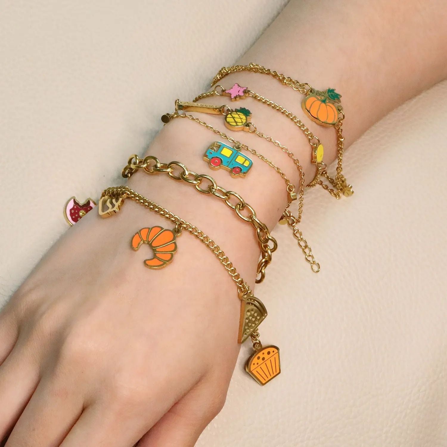 Damen Armband mit verspieltem Hotdog-Anhänger und goldfarbener Kettenstruktur Shop Nory