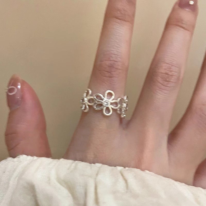 Damen eleganter Blumenring mit funkelnden Zirkonia Shop Nory