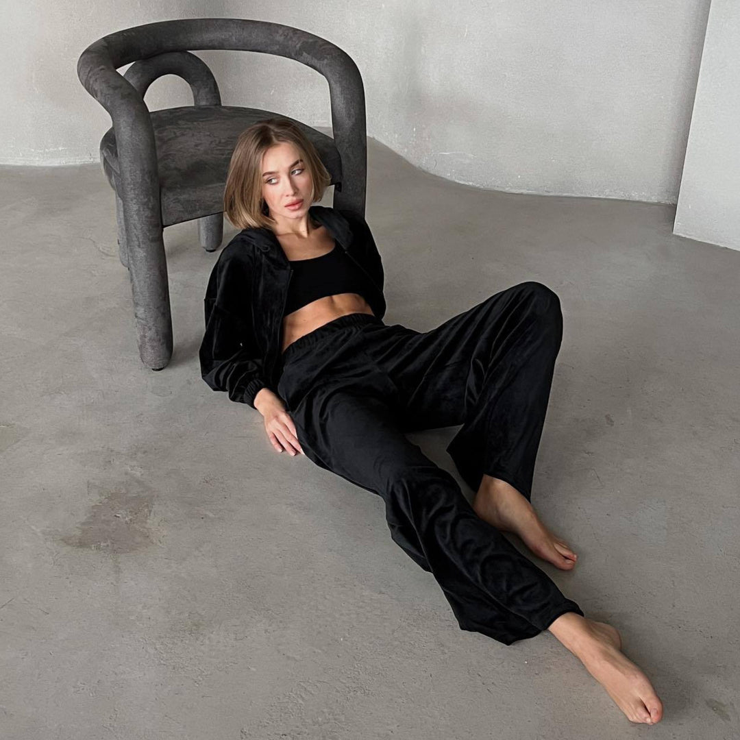 Damen cropped Samt-Zipjacke mit Kapuze und elastischer High-Waist Loungehose Shop Nory