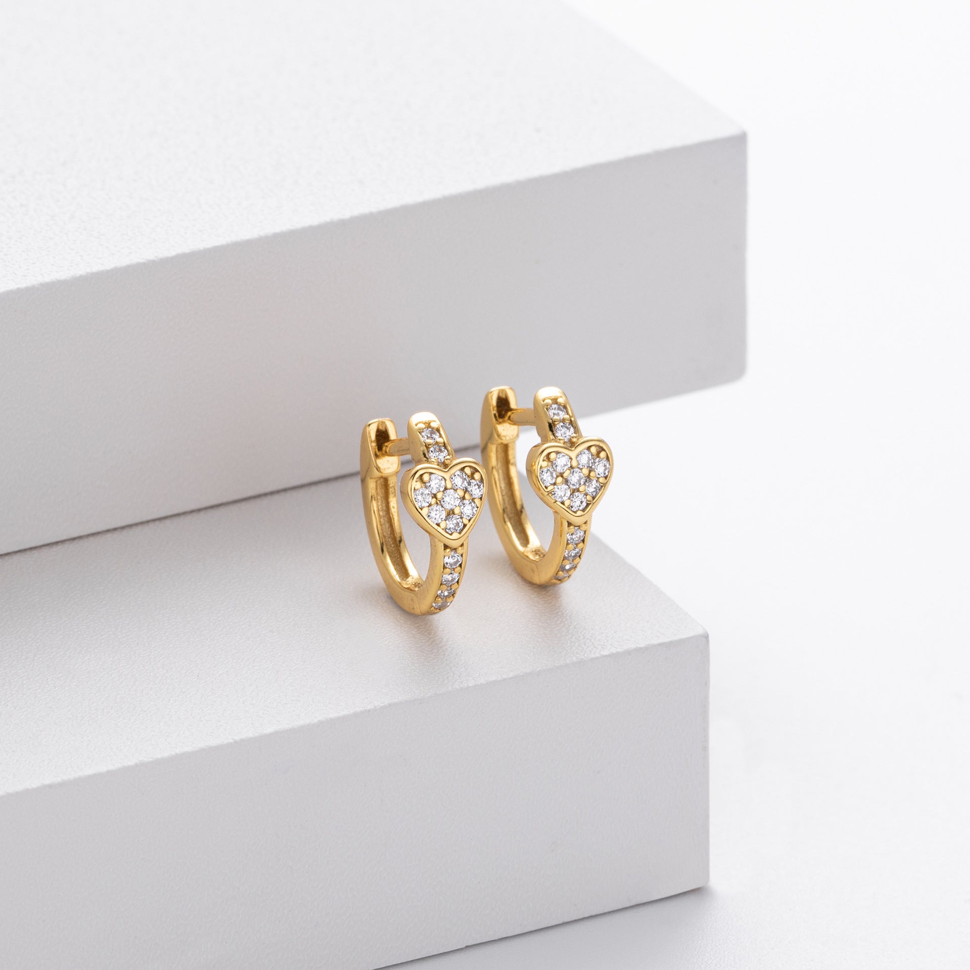 Damen Creolen-Ohrringe mit Herzmotiv und funkelndem Zirkonbesatz Shop Nory
