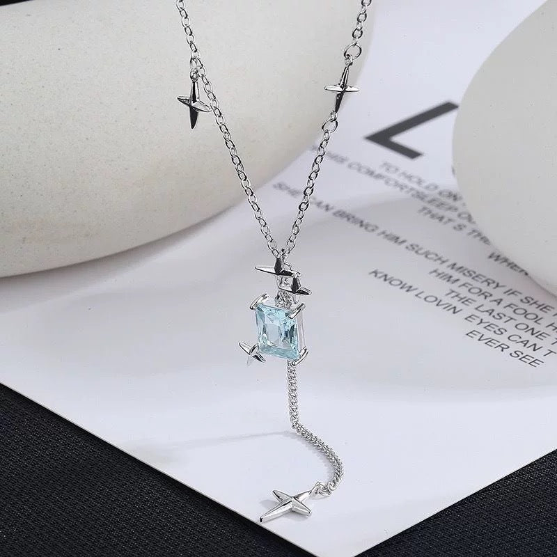 Damen Edelsteinkette mit elegantem Flugzeuganhänger und filigraner Gliederung Shop Nory