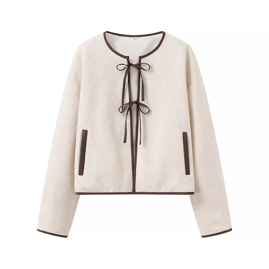 Damen Kurz geschnittene Teddyjacke mit Bandverschluss und Kontrastpaspel Shop Nory