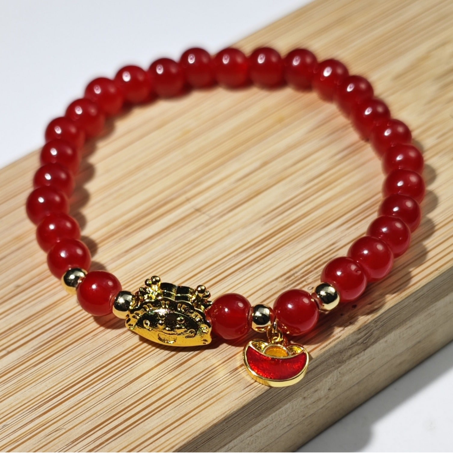 Damen Armband mit leuchtenden Perlen und charmantem Anhänger Shop Nory