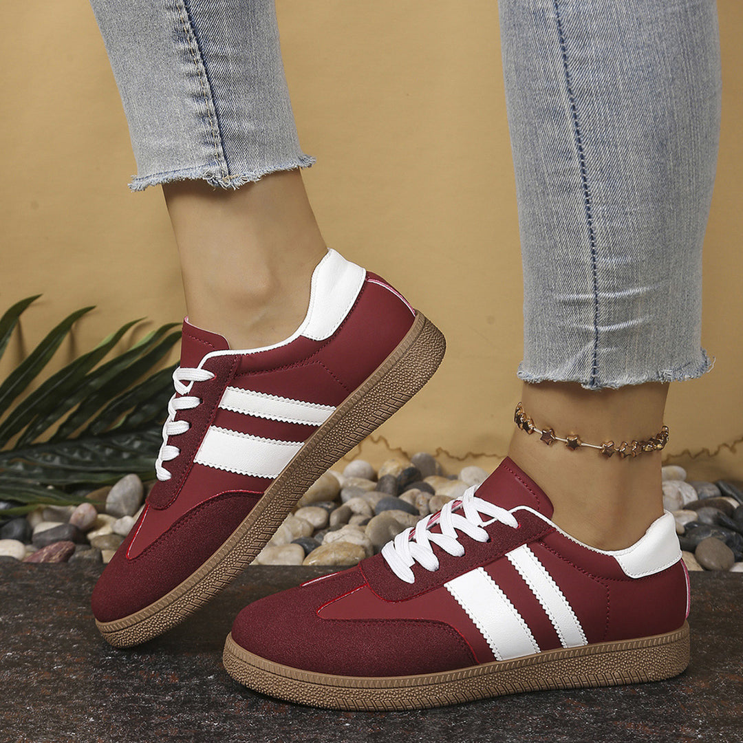 Damen Retro-Sneaker mit Wildleder-Optik, Gumsohle und kontrastierenden Streifen Shop Nory