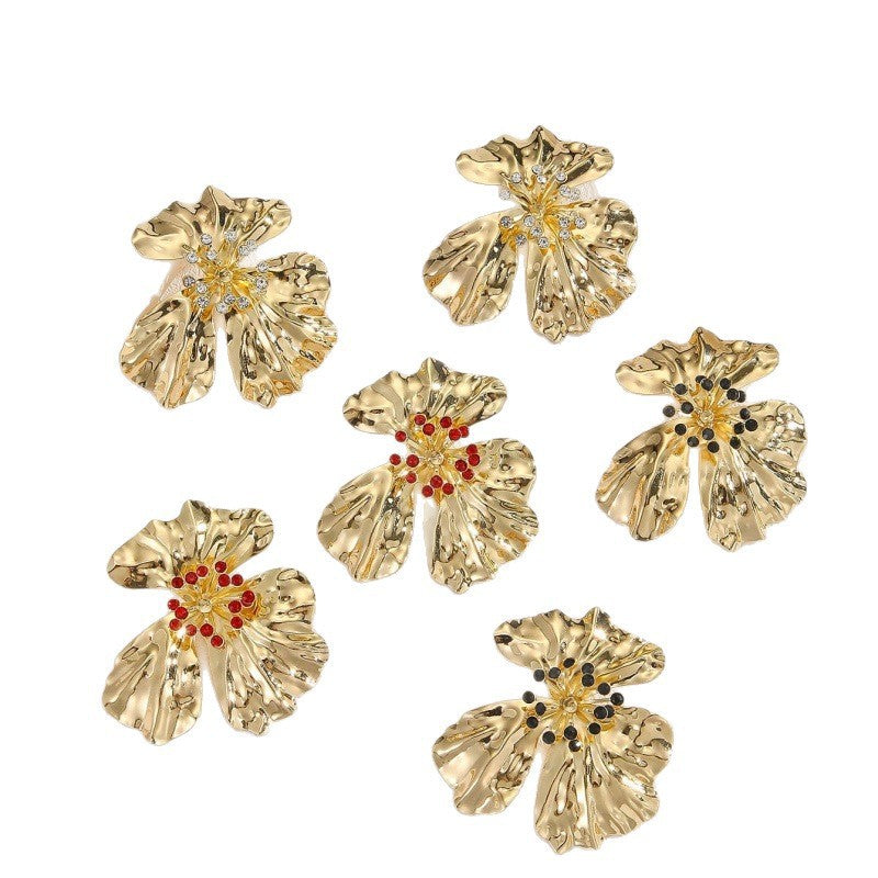 Damen Metallblumenohrringe mit funkelnden roten Akzenten Shop Nory