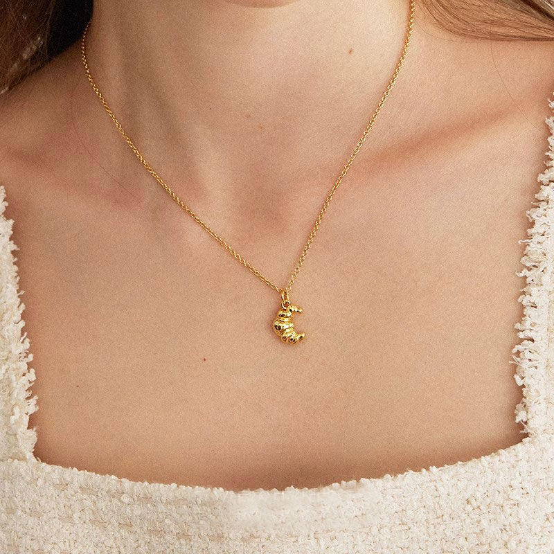 Damen Halskette mit kunstvollem, graviertem Anhänger und feiner Kette Shop Nory
