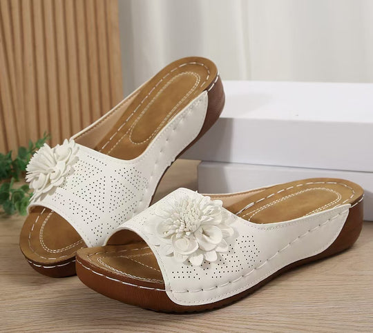 Damen Perforierte Keil-Sandalen als Slip-On mit Blumenapplikation und gepolstertem Fußbett Shop Nory