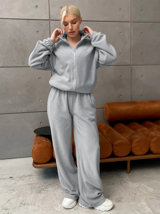 Damen ultrasoftes Microfleece-Set mit kurzer Stehkragen-Zipjacke und weitem High‑Waist Loungehose Shop Nory