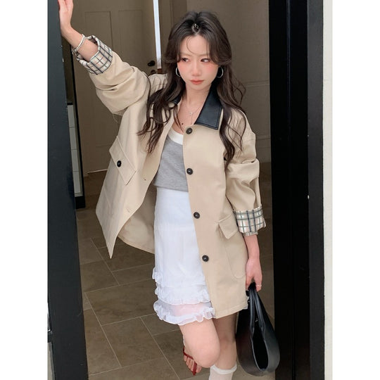 Damen Kurzer Boxy-Trench mit kontrastierendem Revers, kariertem Ärmelbesatz und aufgesetzten Pattentaschen Shop Nory