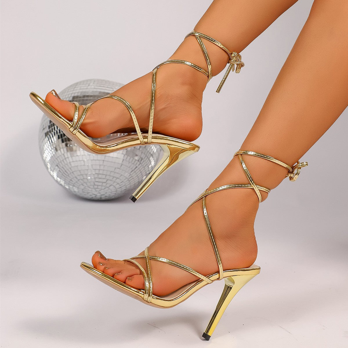 Damen Hochhackige Riemchen-Sandalen mit elegantem Metallic-Design und flexiblem Knöchelriemen