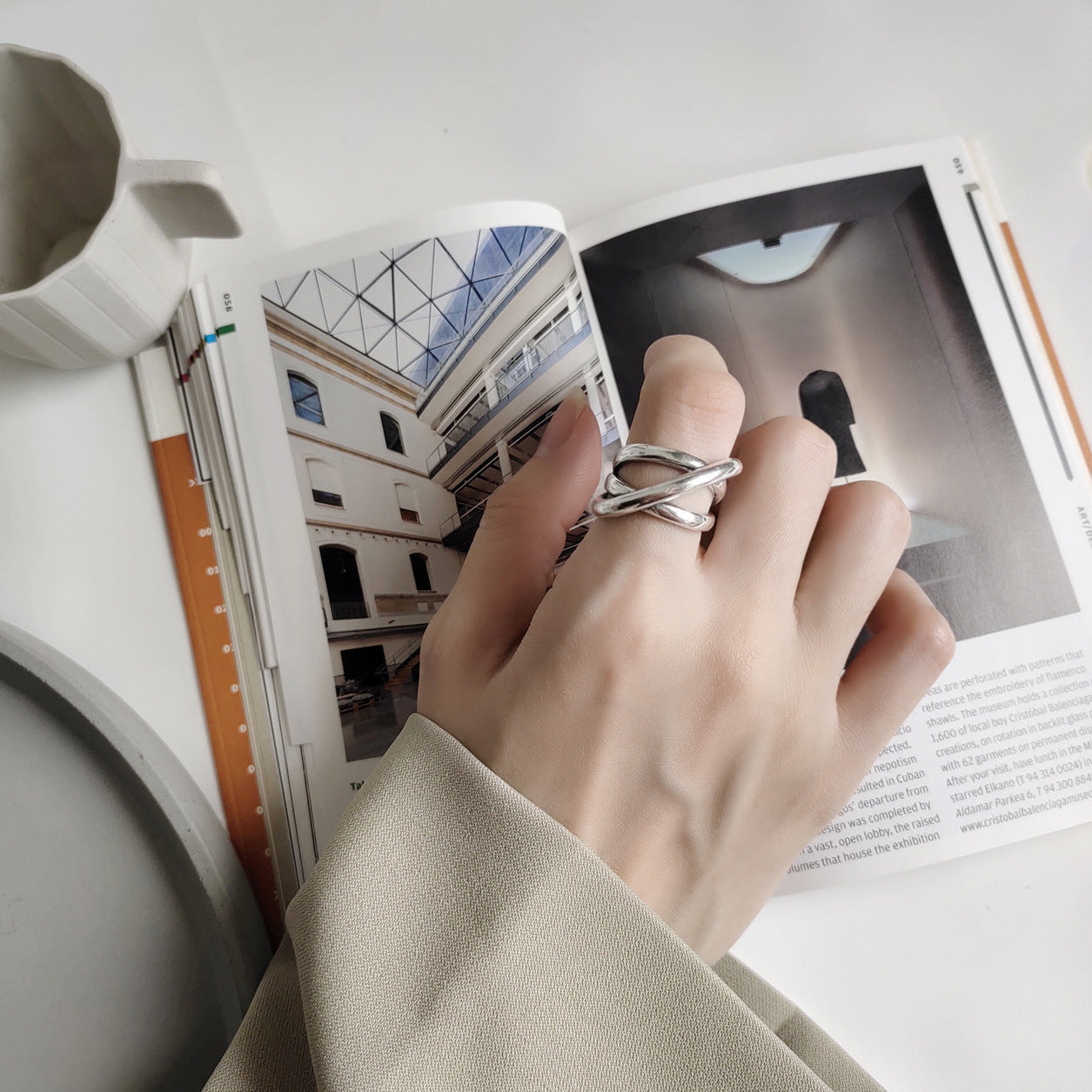 Damenring mit geschwungenem Design und modernen Elementen Shop Nory