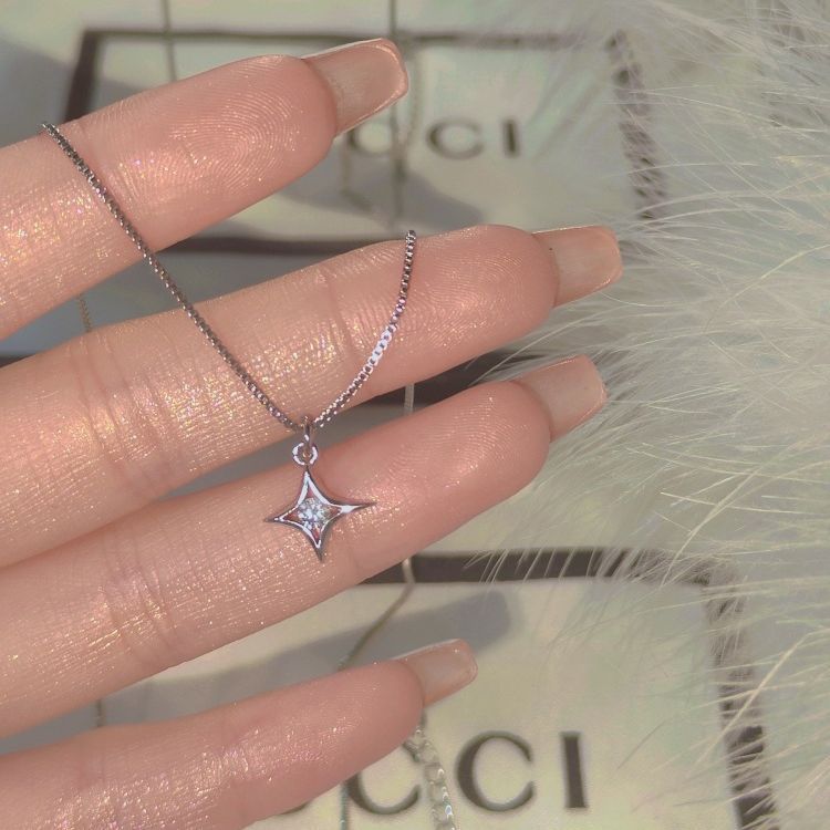 Damen Halskette mit funkelndem Sternanhänger und eleganter Gestaltung Shop Nory